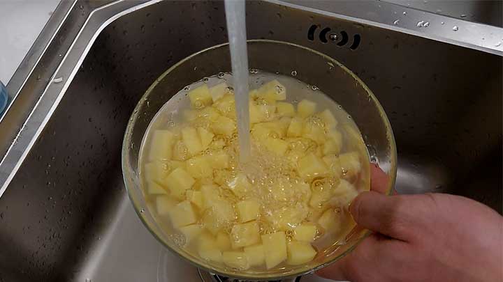 روش های جلوگیری از سیاه نشدن سیب زمینی بعد از پوست گرفتن