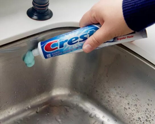 پاک‌سازی سینک ظرفشویی با خمیر دندان