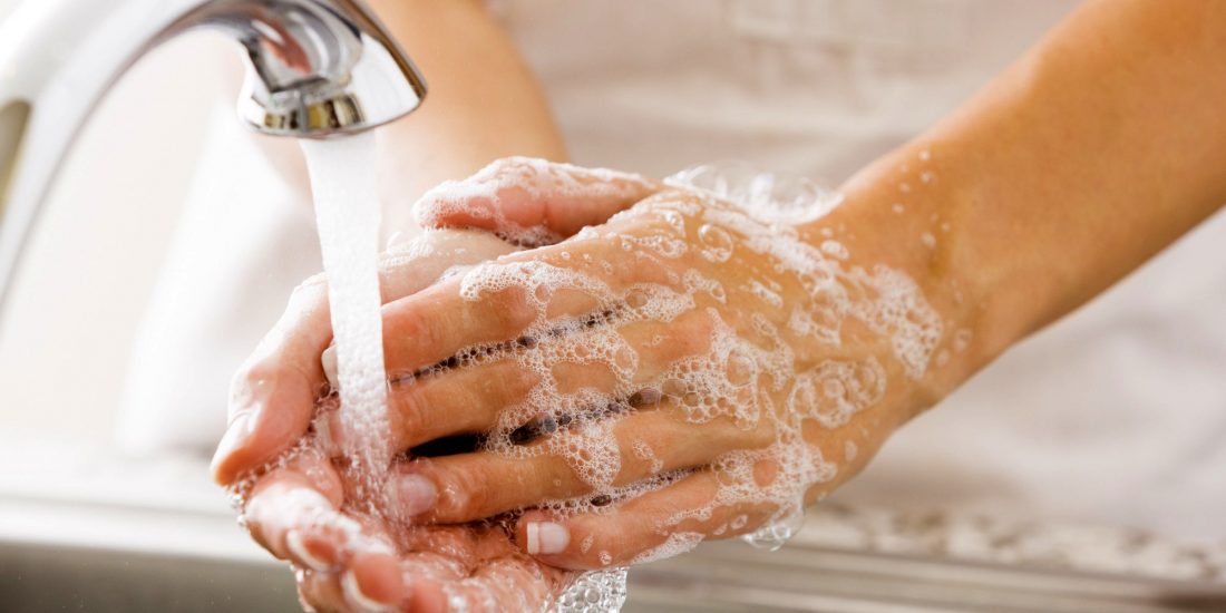 10 راه فرار از حساسیت به لوازم آرایشی - شستن دستها