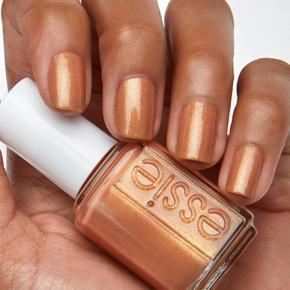 لاک طلایی مناسب رنگ پوست تیره