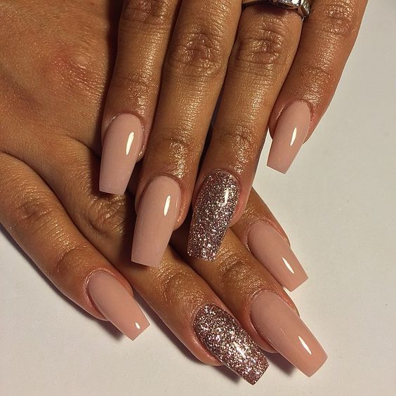 لاک طلایی کرمی مناسب رنگ پوست تیره