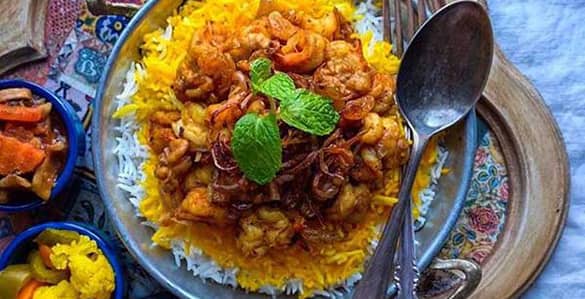 دستور پخت میگو پلو خوشمزه با سس مخصوص؛ غذای دریایی جنوب ایران | اکالا