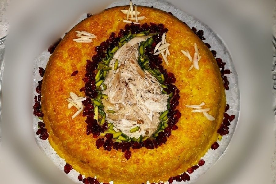طرز تهیه ته چین مرغ مجلسی با زرشک و پسته و زعفران فراوان