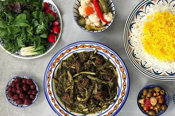 طرز تهیه خورش کنگر با گوشت خورشتی