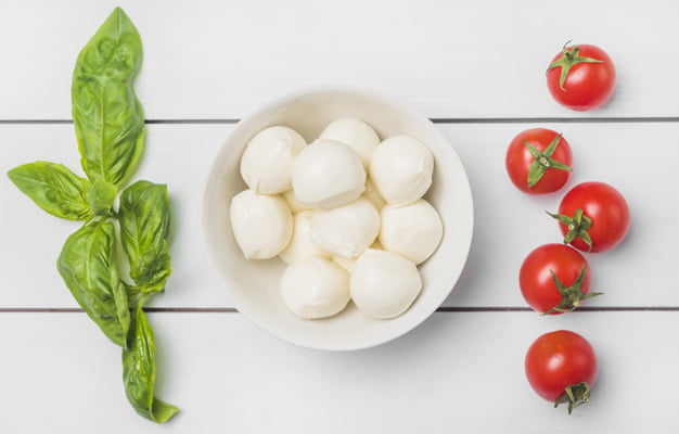 Panir mozarella پنیر موتزارلا یکی از پنیرهای معروف جهان