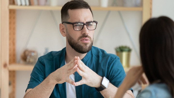 نگاهی سرد، خیره و بدون پلک زدن