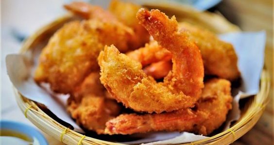 طرز تهیه میگو سوخاری، با رازهای خوشمزه‌تر شدن آن | مجله اکالا