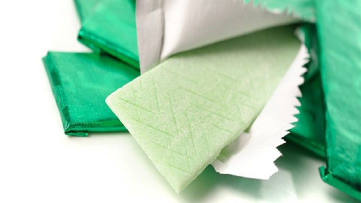 آیا آدامس بدون قند باعث سفیدی دندان میشود؟ آیا آدامس بدون قند باعث سفیدی دندان میشود؟