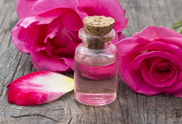 گلاب برای پوست و مو اسپری خانگی گلاب برای پوست و مو