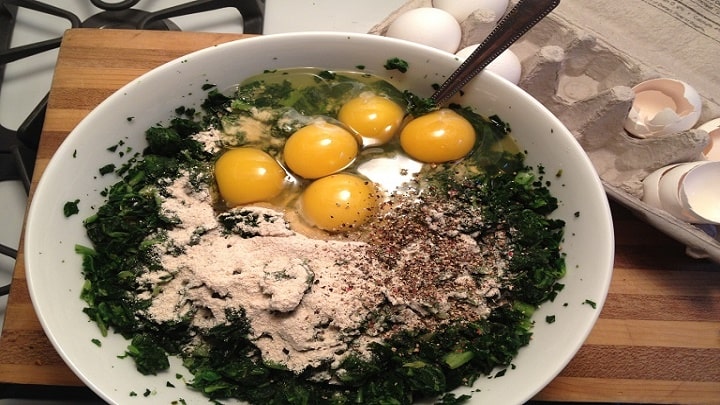 اضافه کردن گردو و زرشک به مواد کوکو اضافه کردن گردو و زرشک به مواد کوکو