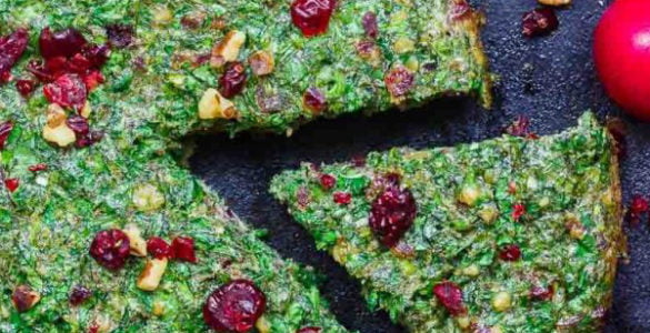 طرز تهیه کوکو سبزی با گردو و زرشک