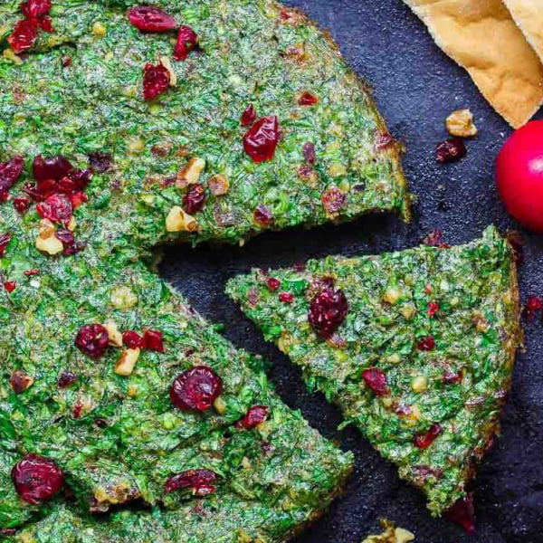 طرز تهیه کوکو سبزی با گردو و زرشک