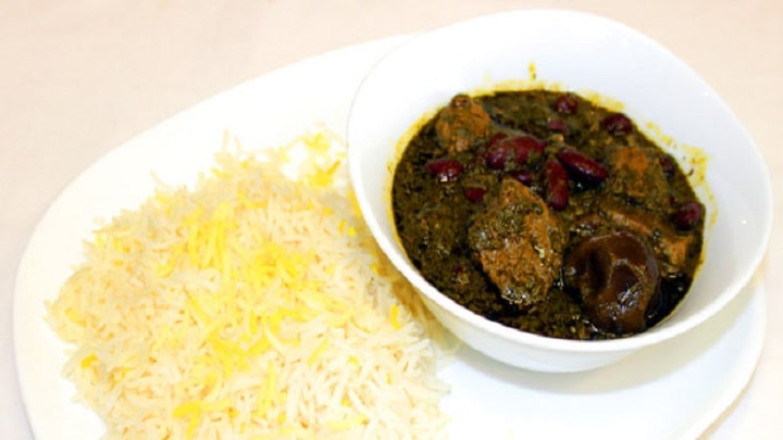 مراحل طرز تهیه قورمه سبزی با مرغ مراحل طرز تهیه قورمه سبزی با مرغ