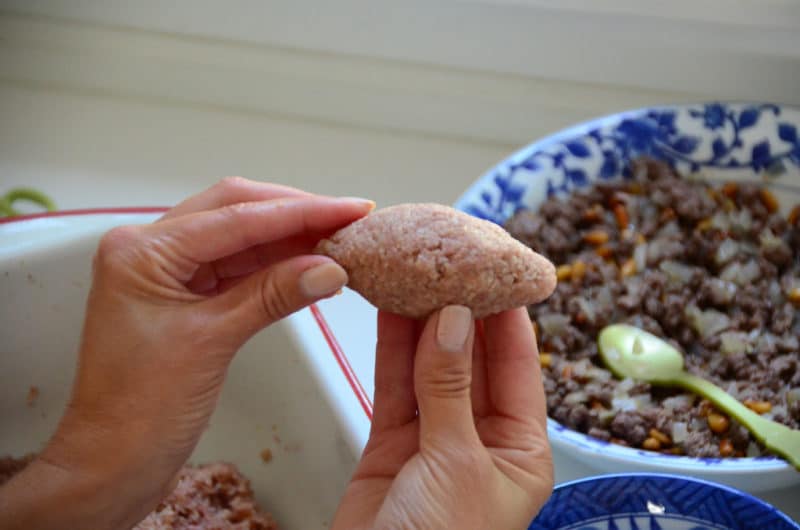 گذاشتن مواد گوشتی داخل کبه و پیچیدن کبه بلغور