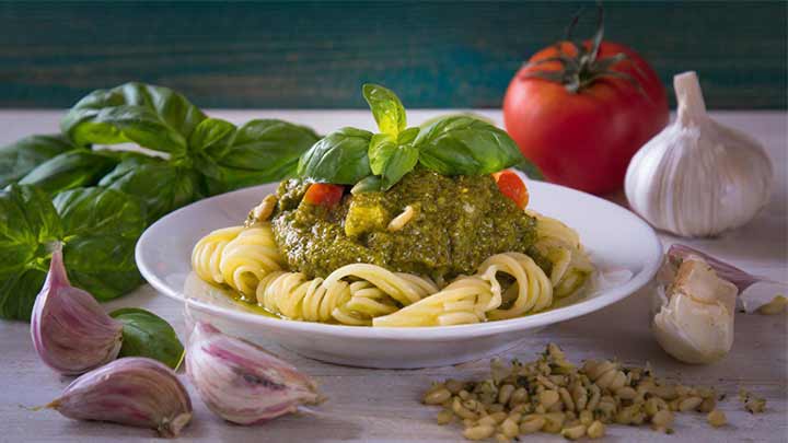 مراحل تهیه سس پستو مراحل تهیه سس پستو