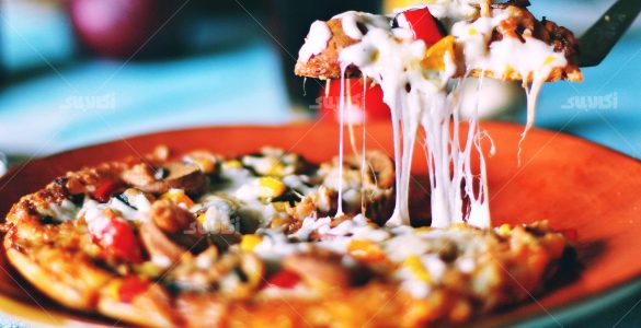 پیتزا گوشت و قارچ خانگی🍕؛ با طعم فست فودها (به 2 روش) | مجله اکالا