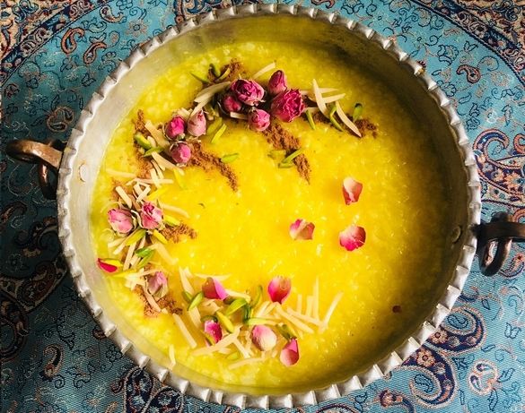 تزیین شله زرد با گل محمدی تزیین شله زرد با گل محمدی