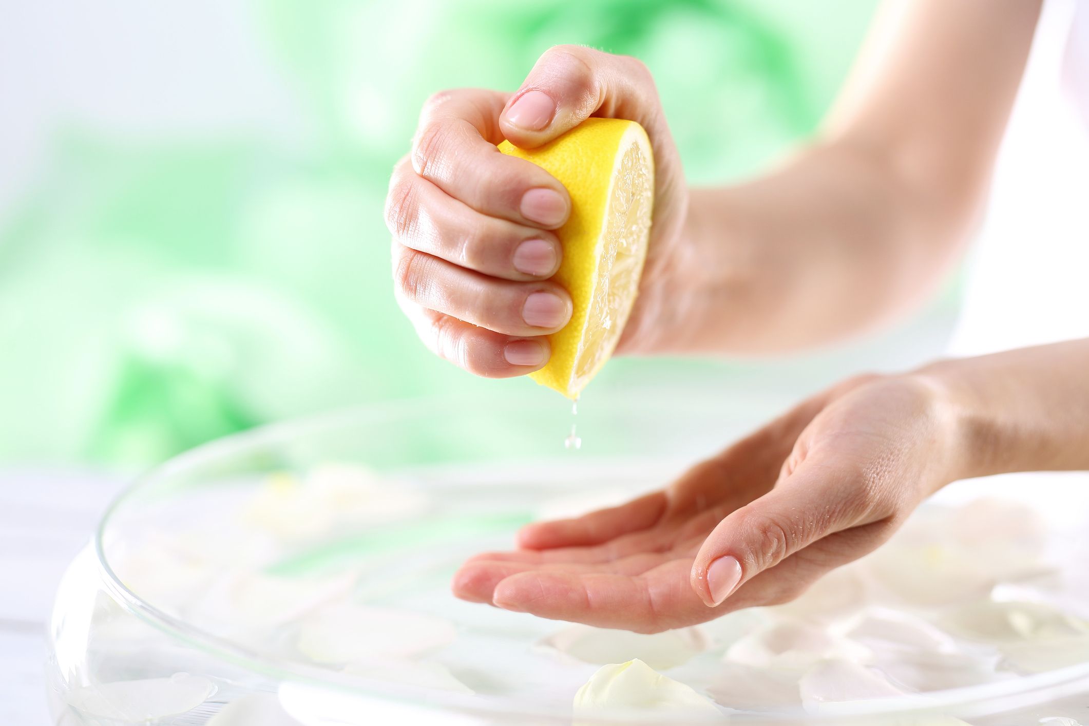 Ванночка для рук после. Руки в ванночке с лимоном. Ванночка для рук. Лимонная ванночка для ногтей. Мытье рук.
