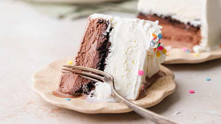 مراحل تهیه کیک بستنی در خانه مراحل تهیه کیک بستنی در خانه