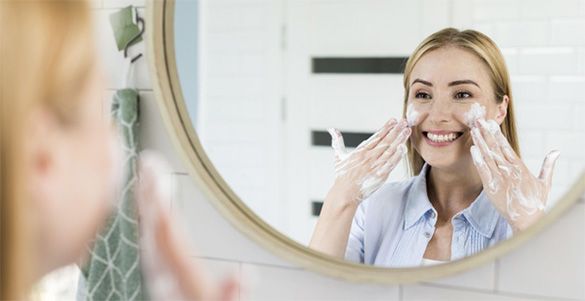 شستن صورت برای درمان گل مژه