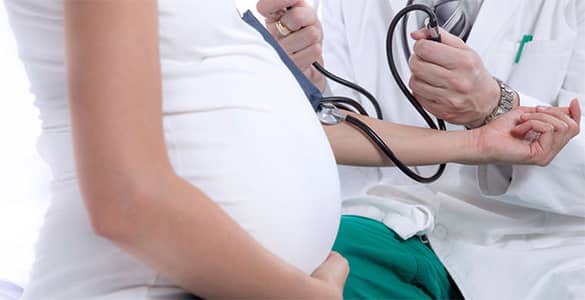 مراجعه به پزشک برای درمان تنگی نفس در بارداری