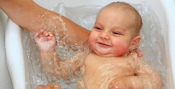 استفاده از حمام آبگرم برای درمان اگزما پوست نوزاد و کودک
