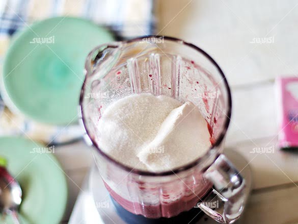 اضافه کردن خامه و شکر در بستنی