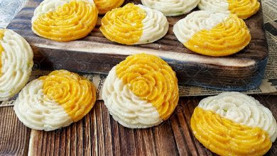 طرز تهیه "لوز بادام" دو رنگ به شکل گل؛ بدون نیاز به فر!