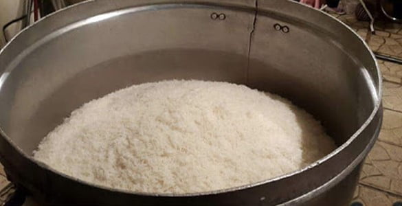 پختن برنج در زرشک پلو با مرغ نذری