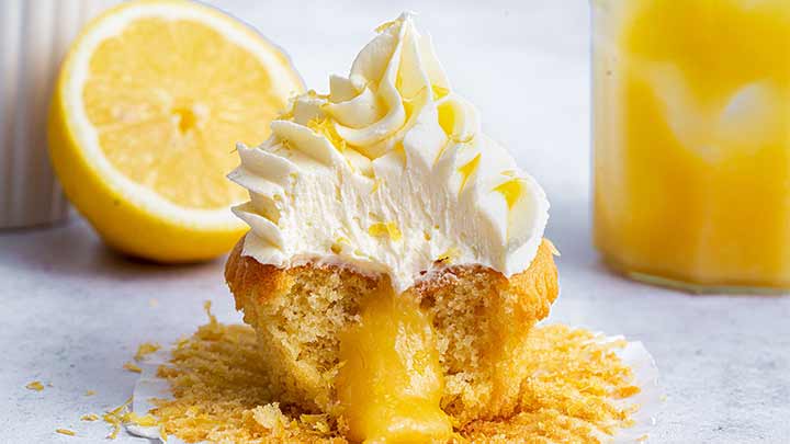 آماده سازی مرنگ برای کاپ کیک لیمویی آماده سازی مرنگ برای کاپ کیک لیمویی