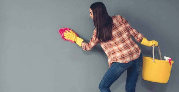 شستشو دیوار برای رفع بو‌ی سیگار