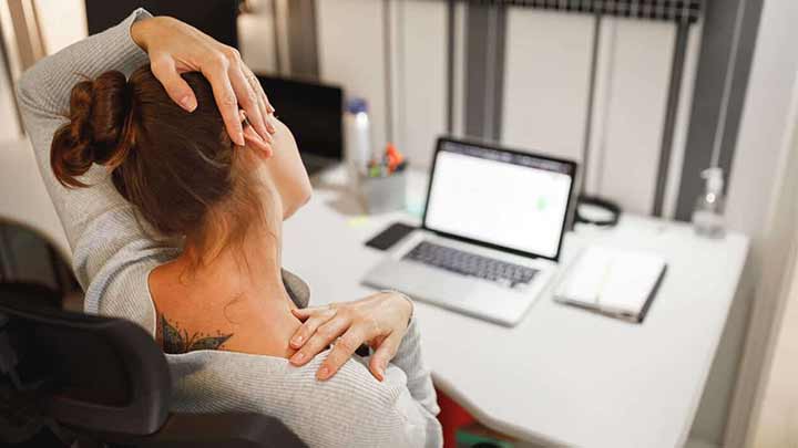 تسکین درد کمر با صحیح نشستن تسکین درد کمر با صحیح نشستن