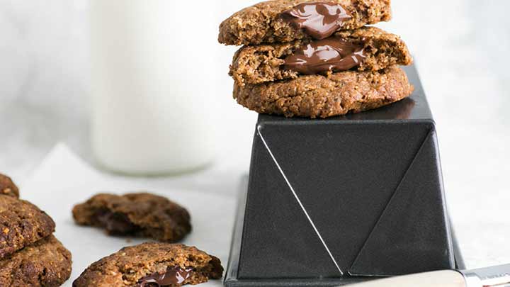 مراحل تهیه کوکی مغزدار با شکلات مراحل تهیه کوکی مغزدار با شکلات