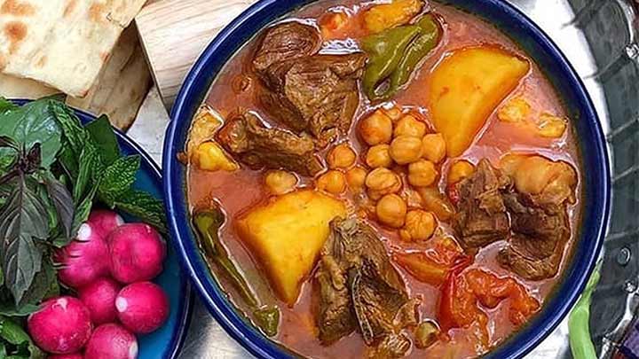 افزودن رب گوجه فرنگی و آب برای رفع شوری آبگوشت افزودن رب گوجه فرنگی و آب برای رفع شوری آبگوشت