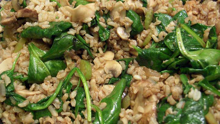 رسپی یک غذای خوشمزه با برنج و اسفناج رسپی یک غذای خوشمزه با برنج و اسفناج