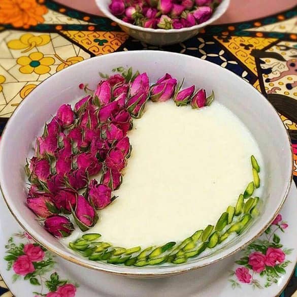 تزیین شیربرنج با گل محمدی و پسته