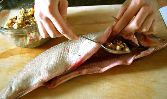 طریقه پر کردن ماهی شکم پر با سبزیجات