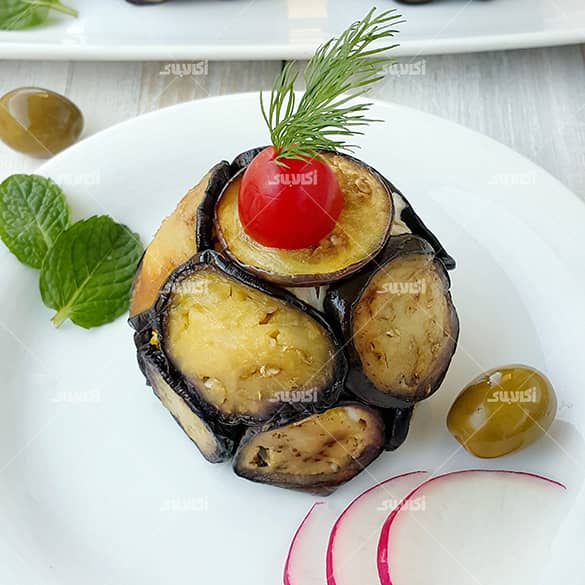 تزیین و سرو سالاد مرغ و بادمجان قالبی تزیین و سرو سالاد مرغ و بادمجان قالبی