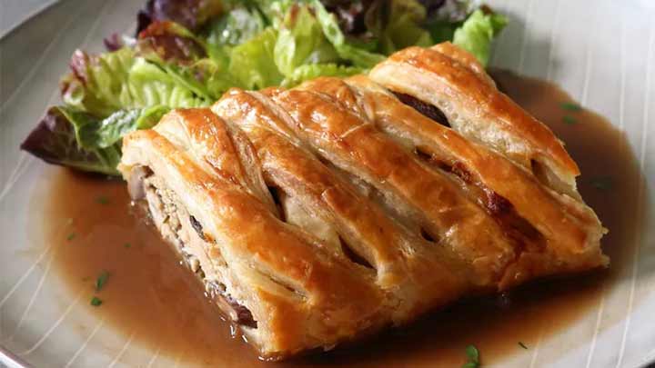 مراحل تهیه مواد داخلی اشترودل قارچ و مرغ مراحل تهیه مواد داخلی اشترودل قارچ و مرغ