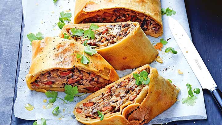 مراحل پیچیدن خمیر اشترودل مراحل پیچیدن خمیر اشترودل