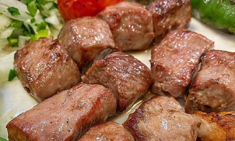 طرز تهیه کباب چنجه اصیل ایرانی با گوشت گوساله؛ رستورانی و مجلسی