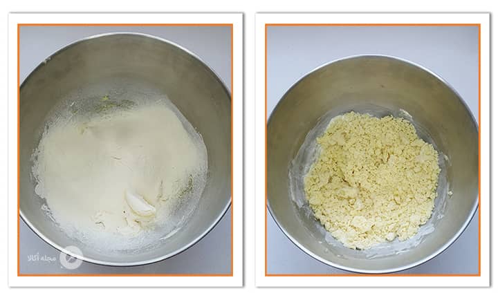 اضافه کردن آرد و به حالت نان خرد در آمدن خمیر شیرینی مربایی