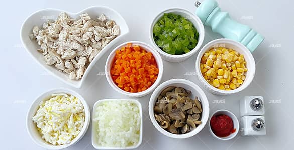 مواد لازم برای مواد میانی اشترودل مرغ و قارچ