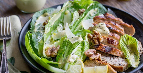 تزیین سالاد سزار با کاهو درسته