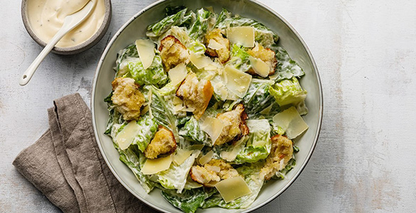 تزیین ساده سالاد سزار با مرغ و پنیر