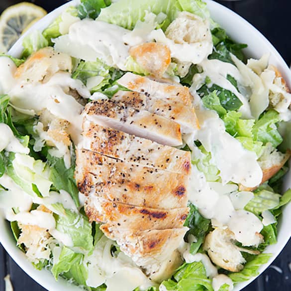 تزیین سالاد سزار با مرغ گریل شده