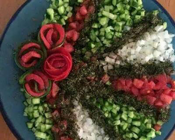 تزیین سالاد شیرازی به صورت ردیفی با تزیین گوجه به شکل گل