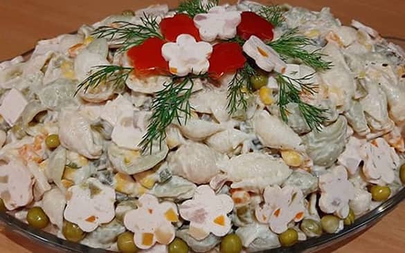 تزیین سالاد ماکارونی با کالباس به شکل گل