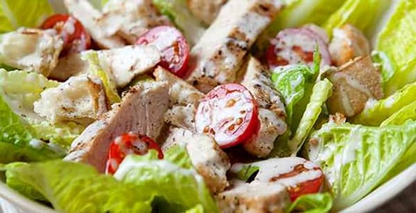 تزیین سالاد سزار با گوجه فرنگی