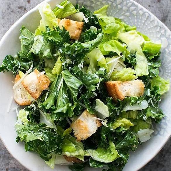 تزیین ساده سالاد سزار بدون مرغ